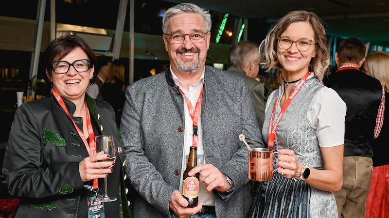 Andrea Heimberger und Andreas Stangl (AK) mit Karoline Singer („Krone“). (Bild: Wenzel Markus)