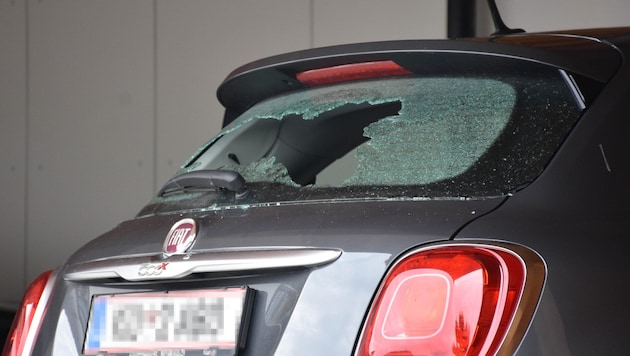 An zwei Fahrzeugen wurden die Heckscheiben eingeschlagen (Symbolfoto). (Bild: ZOOM Tirol)