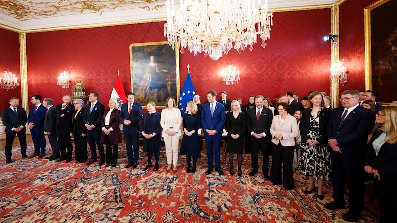 From left to right: Wolfgang Hattmannsdorfer (ÖVP/economy); Christoph Wiederkehr (Neos/education); Markus Marterbauer (SPÖ/finance); Gerhard Karner (ÖVP/internal affairs); Anna Sporrer (SPÖ/justice); Peter Hanke (SPÖ/transport); Klaudia Tanner (ÖVP/defense); Norbert Totschnig (ÖVP/agriculture); Korinna Schumann (SPÖ/social affairs); Claudia Plakolm (ÖVP/EU and integration); Eva-Maria Holzleitner (SPÖ/Women); Alexander Pröll (ÖVP/Digitalization); Michaela Schmid (SPÖ/Media); Joseph Schellhorn (Deregulation); Elisabeth Zehetner (ÖVP/Energy); Barbara Eibinger-Miedl (ÖVP/Finance); Jörg Leichtfried (SPÖ/ Intelligence Services); Ulrike Königsberger-Ludwig (SPÖ/Health). (Bild: Eva Manhart)