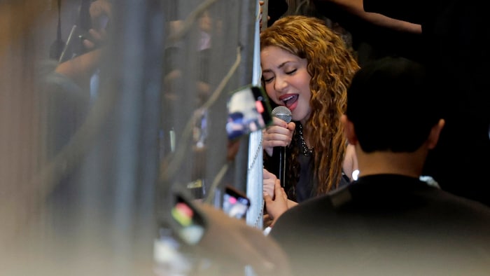 Shakira singt vor ihrem Hotel – als Entschädigung für ihre enttäuschten Fans.