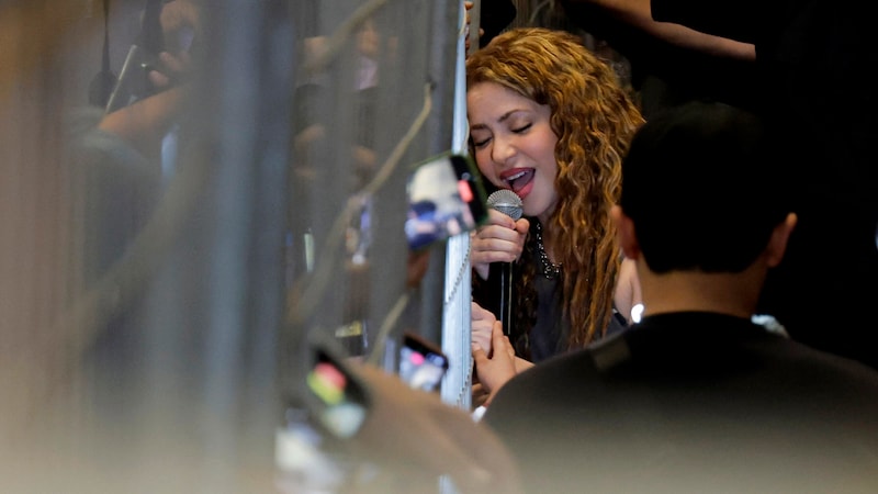 Shakira singt vor ihrem Hotel – als Entschädigung für ihre enttäuschten Fans. (Bild: AP)