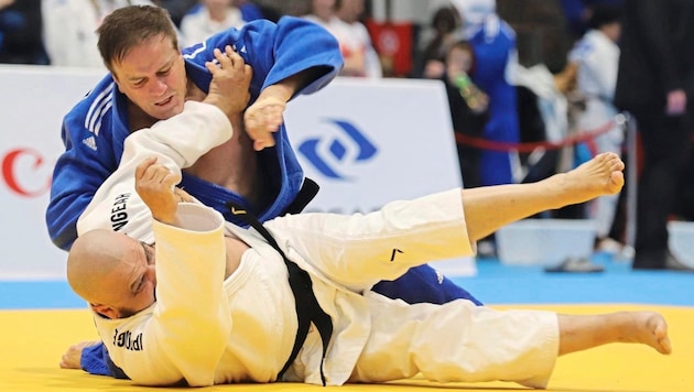 Charly Moser (blauer Judogi) bei einem seiner vielen Siege (Bild: Olga Nowotny-Czupryna)