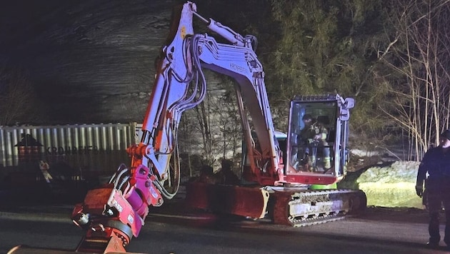 Unbekannte nahmen diesen Bagger in Betrieb. (Bild: FF Maria Alm)