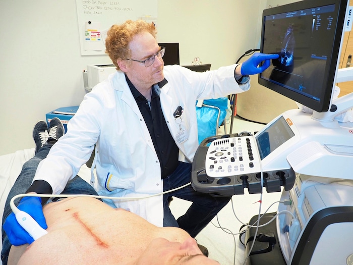 Primar Wiedemann und Charly Moser bei einer Nachuntersuchung.