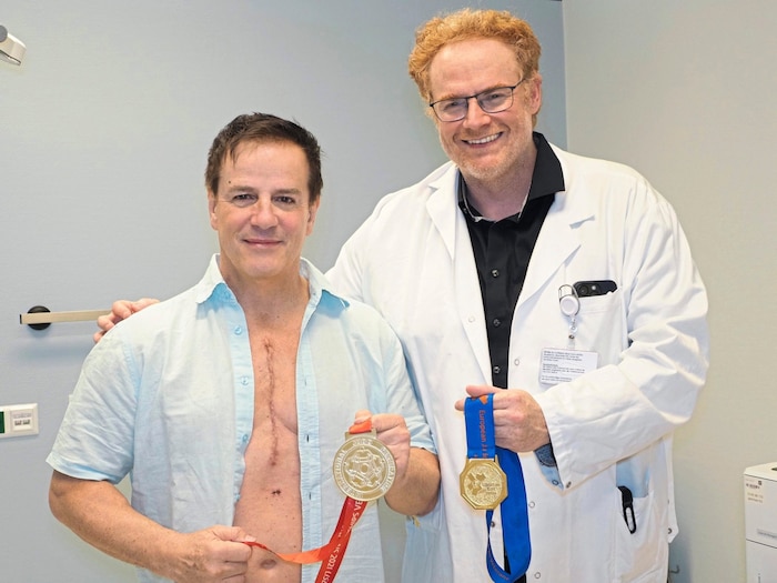 Zwei Judoka fachsimpeln über Judo-Medaillen.