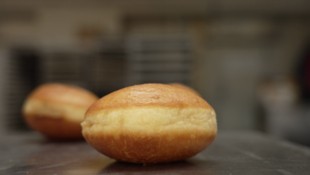 Wir haben eine Krapfenbäckerei in Burgenland besucht. (Bild: krone.tv )