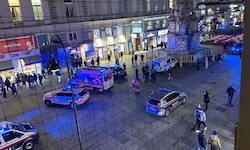Terror-Alarm im Herzen der Stadt: Ein gestohlener Lieferwagen kracht in die Pestsäule.