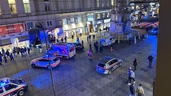 Terror-Alarm im Herzen der Stadt: Ein gestohlener Lieferwagen kracht in die Pestsäule.