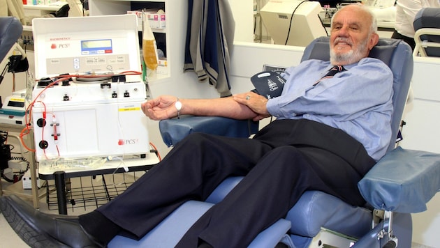 James Harrison has been donating blood regularly since 1954 (!), saving thousands of babies - including his own grandchild! (Bild: AP ( via APA) Austria Presse Agentur)