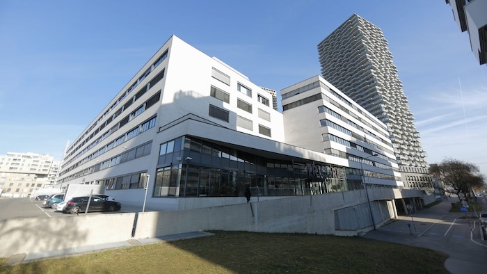 In dieses Gebäude flüchtete der Täter. Im Trubel gelang es ihm, unterzutauchen.