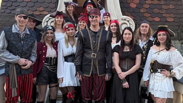 The pirates are on the loose: Provincial Councillor Stefan Hermann and his team (Bild: Büro Landesrat Hermann)