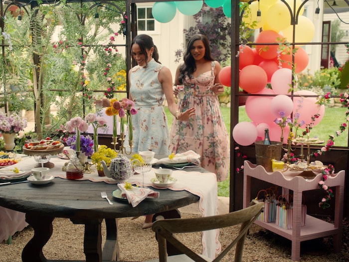 Im Bild mit Mindy Kaling, trägt Meghan ein bedrucktes Kleid von Emilia Wickstead im Wert von ...