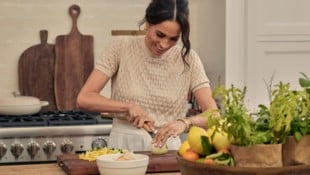 Herzogin Meghan zeigt sich in „With Love, Meghan“ beim Kochen und gibt Lifestyle-Tipps. Bei den Zuschauern kommt das alles andere als gut an. (Bild: © 2025 Netflix, Inc.)