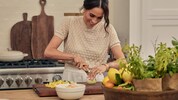Herzogin Meghan zeigt sich in „With Love, Meghan“ beim Kochen und gibt Lifestyle-Tipps. Bei den ...