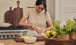Herzogin Meghan zeigt sich in „With Love, Meghan“ beim Kochen und gibt Lifestyle-Tipps. Bei den ...