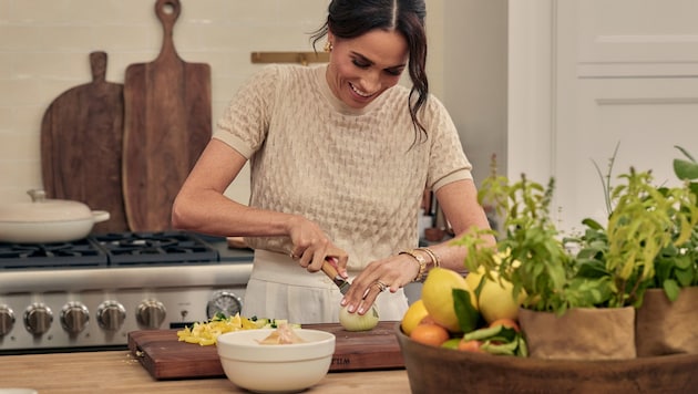 Herzogin Meghan zeigt sich in „With Love, Meghan“ beim Kochen und gibt Lifestyle-Tipps. Bei den Zuschauern kommt das alles andere als gut an. (Bild: © 2025 Netflix, Inc.)