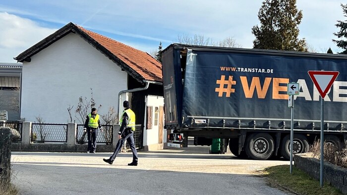 Die Polizei wies den Lenker aus der Unfallstelle.