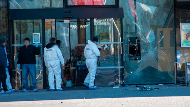 Forensics were on site Tuesday morning. (Bild: Zeitungsfoto.at)