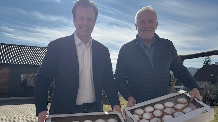 Landesrat Karlheinz Kornhäusl war zuerst noch als Krapfen-Bote unterwegs – hier mit Bürgermeister Hannes Zweytick an der Volks- und Mittelschule in Ehrenhausen.