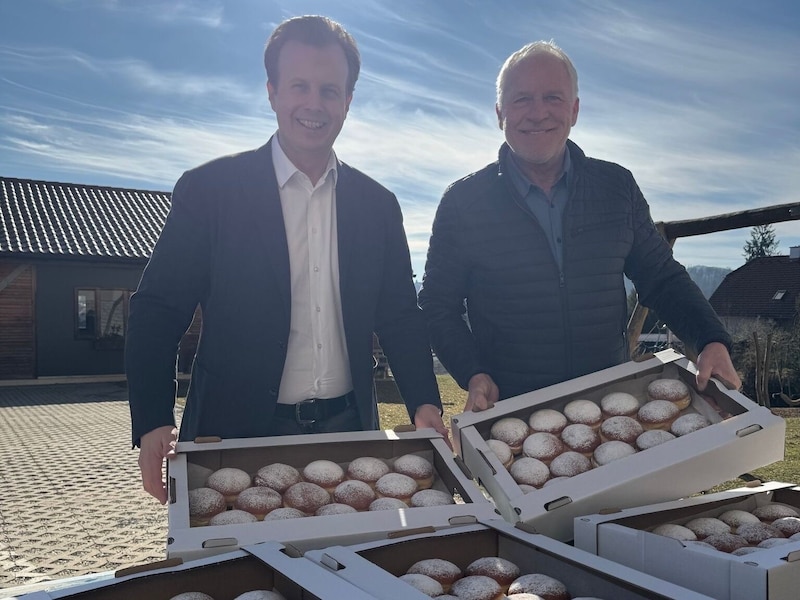 Landesrat Karlheinz Kornhäusl war zuerst noch als Krapfen-Bote unterwegs – hier mit Bürgermeister Hannes Zweytick an der Volks- und Mittelschule in Ehrenhausen (Bild: Büro Kornhäusl)