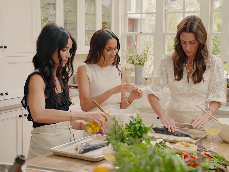 Abigail Spencer, Meghan, Kelly Zafjen (Bild: © 2025 Netflix, Inc.)