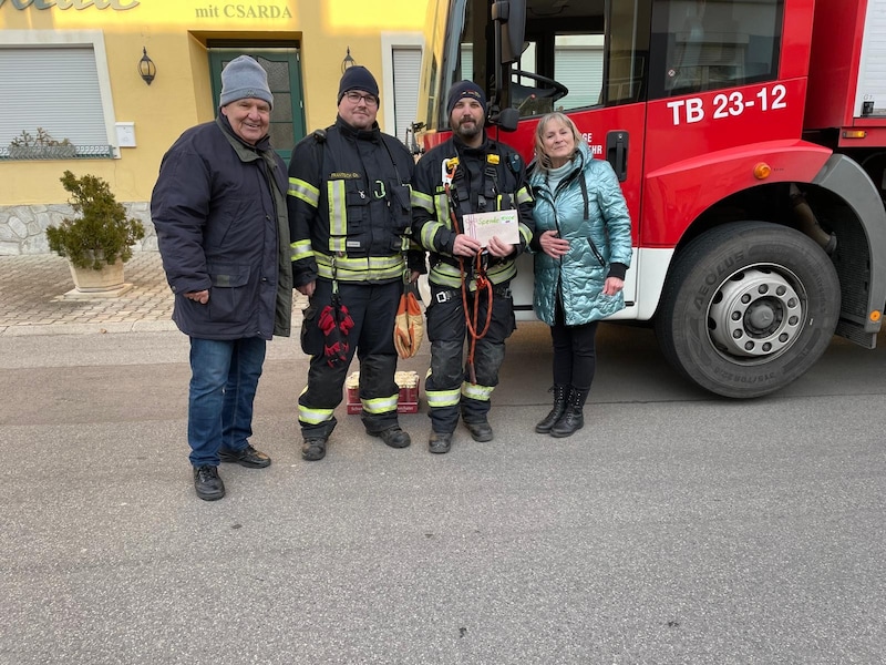 Karl and Anneliese Wirthner with the men from the Neusiedl am See volunteer fire department. They donated 1000 euros to the fire brigade for cleaning the nest in Apetlon. So that "Hansi" and "Anna", as well as the future chicks, have a cozy home. (Bild: Karl Wirthner)