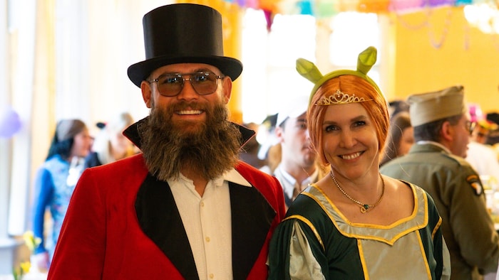 Die NEOS-Abgeordneten Bettina Schoeller als Fiona aus „Shrek“ und Robert Reif als Zirkusdirektor