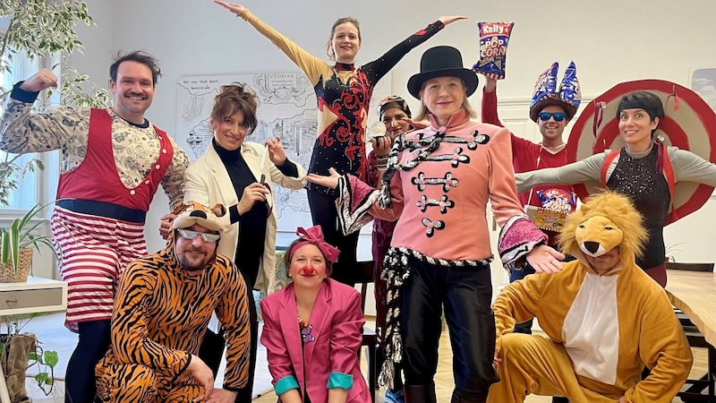 Deputy Mayor of Graz Judith Schwentner as a circus director in her office canteen (Bild: Büro Schwentner)