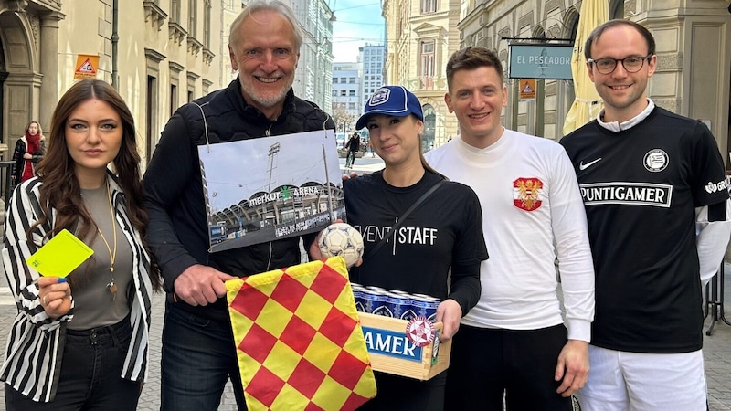 Graz city councillor Günter Riegler and his fellow players also see the Graz soccer stadium as offside during carnival. (Bild: Büro Riegler)