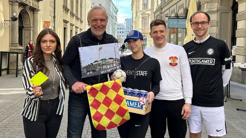 Der Grazer Stadtrat Günter Riegler und seine Mitspieler sehen auch zu Fasching das Grazer Fußballstadion im Abseits (Bild: Büro Riegler)