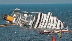 Die Costa Concordia nach ihrer Kenterung im Jahr 2012 (Bild: AP/Gregorio Borgia)