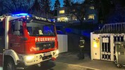 Mit Blaulicht rückte die Berufsfeuerwehr nach Dornbach aus. Die Hintergründe des Feuers sind ...