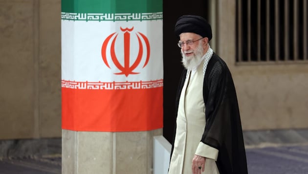 Im Iran laufen alle politischen und religiösen Fäden bei Ali Khamenei (85), dem Obersten Führer, zusammen. Aber wie lange noch? (Bild: EPA-EFE)