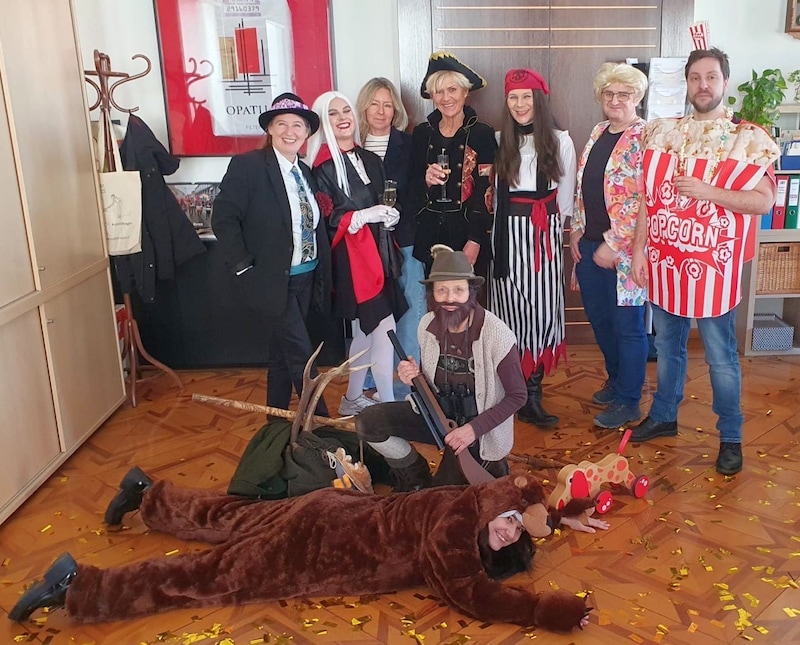 Viel Spaß haben zu Fasching auch die Grazer Bürgermeisterin Elke Kahr und ihr Team (Bild: Büro Kahr)