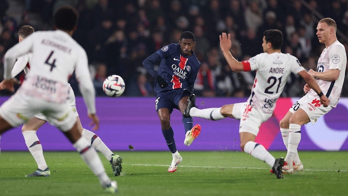 Dembélé nimmt es gerne mit mehreren Gegenspielern auf. Er ist in dieser Saison nur sehr schwer zu stoppen.