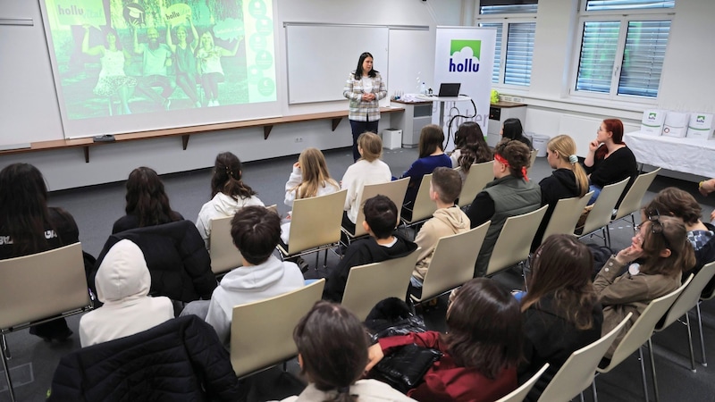 The pupils also gained exciting insights at hollu Systemhygiene GmbH in Zirl. (Bild: Birbaumer Christof)