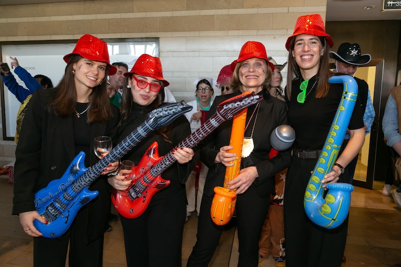 Kulturlandesrätin Barbara Schöbi-Fink mit ihren Musikerinnen. (Bild: Mathis Fotografie)