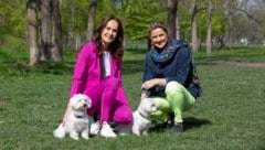 Aktiv im Tierschutz: Maggie Entenfellner von der „Krone“ und Landesrätin Susanne Rosenkranz (rechts). (Bild: Alois Endl Photography)