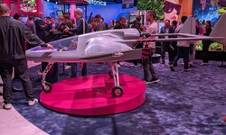 Das rund vier Meter lange Fluggerät wurde auf der Branchenmesse Mobile World Congress in ...