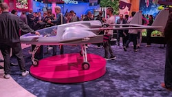 Das rund vier Meter lange Fluggerät wurde auf der Branchenmesse Mobile World Congress in ...
