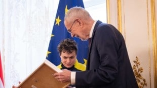 Bundespräsident Alexander van der Bellen verabschiedete Dienstag in der Hofburg Österreichs Special Olympics-Team, das zu den Weltwinterspielen nach Italien reist. (Bild: HBF/Peter LECHNER)