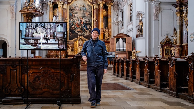 Nicole Six next to the monitor in the Ursuline Church, showing the film with the animals. (Bild: Diözese Linz, Johannes Kienberger)