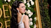 Margaret Qualley liebt Frisuren mit Haarreif.