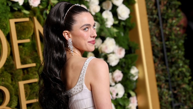 Margaret Qualley liebt Frisuren mit Haarreif. (Bild: APA/Getty Images via AFP/GETTY IMAGES/Amy Sussman)