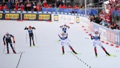 Jarl Magnus Riiber (re.) setzte sich im Zielsprint durch und schimpft nun über den Protest der Deutschen. (Bild: APA/AFP/Jonathan NACKSTRAND)