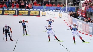 Jarl Magnus Riiber (re.) setzte sich im Zielsprint durch und schimpft nun über den Protest der Deutschen. (Bild: APA/AFP/Jonathan NACKSTRAND)