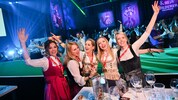 Eine illustre Damenrunde aus Linz tanzte zu dem Rhythmus und der Musik von 2:tages:bart.