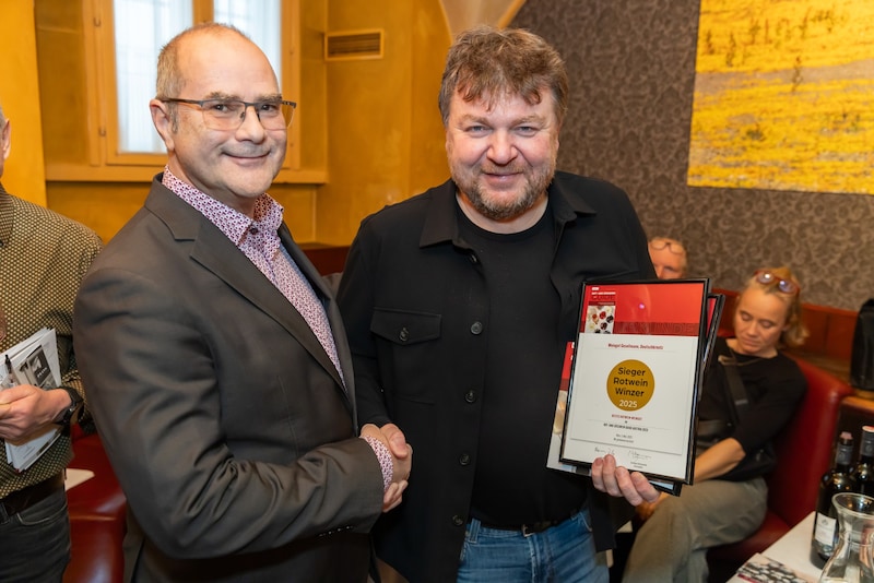 Fiala with red wine winner Albert Gesellmann (right). (Bild: Juhasz)