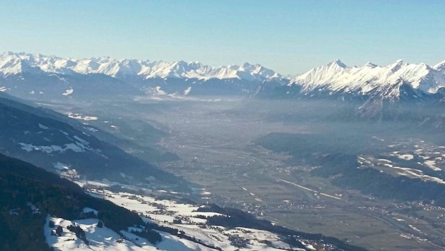 The air pollution in the Inn Valley is clearly visible from the mountains. According to the VCÖ, the main cause is diesel exhaust fumes. (Bild: zVg)