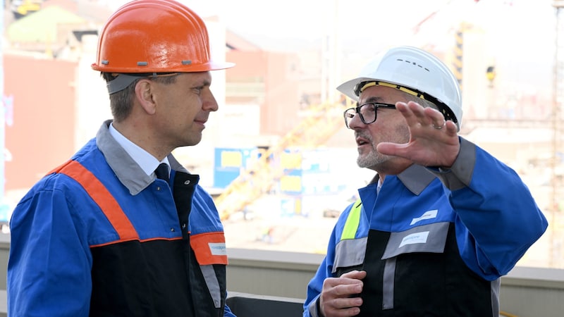 Neo-Wirtschaftsminister Wolfgang Hattmannsdorfer (ÖVP, li.) besuchte die voestalpine – hier mit Konzernchef Herbert Eibensteiner (re.). (Bild: FOTOKERSCHI.AT/KERSCHBAUMMAYR)